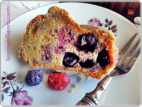 Torta con frutti di bosco e fragole senza latticini  / Cake with berries and strawberries without dairy products