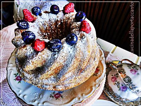 Torta con frutti di bosco e fragole senza latticini  / Cake with berries and strawberries without dairy products