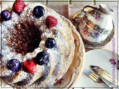 Torta con frutti di bosco e fragole senza latticini  / Cake with berries and strawberries without dairy products