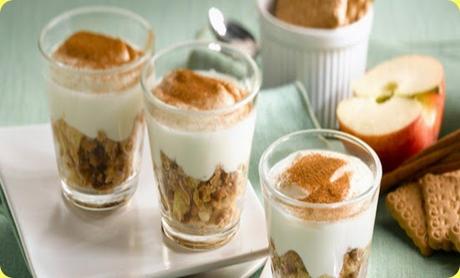 Bicchierini golosi con crumble di mele e certosa dolce.