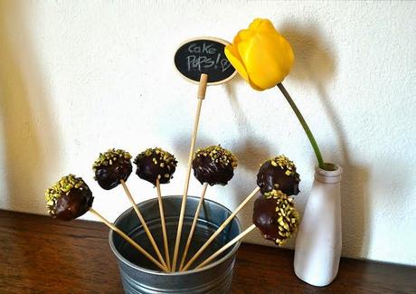 Riciclare i dolci di Pasqua: cake pops facilissimi con colomba e cioccolato