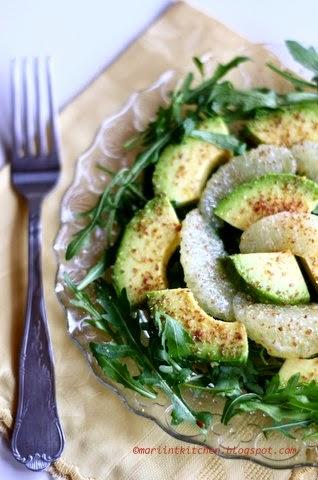 INSALATA DI AVOCADO, RUCOLA E POMPELMO CON SEMI DI LINO