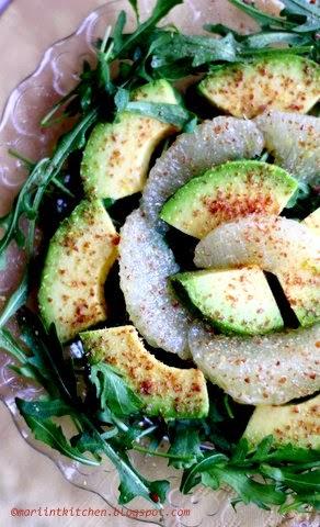 INSALATA DI AVOCADO, RUCOLA E POMPELMO CON SEMI DI LINO