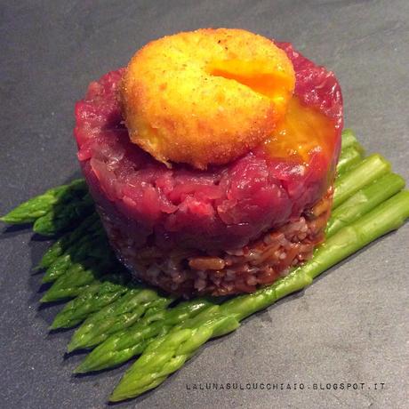 Tartare di manzo e riso rosso Ermes con tuorlo croccante