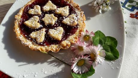 Crostatine di frolla con confettura di lamponi