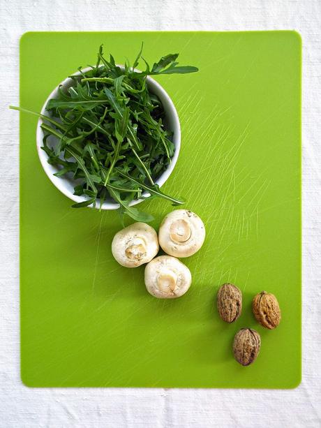 Raw-salad con rucola, champignons e noci