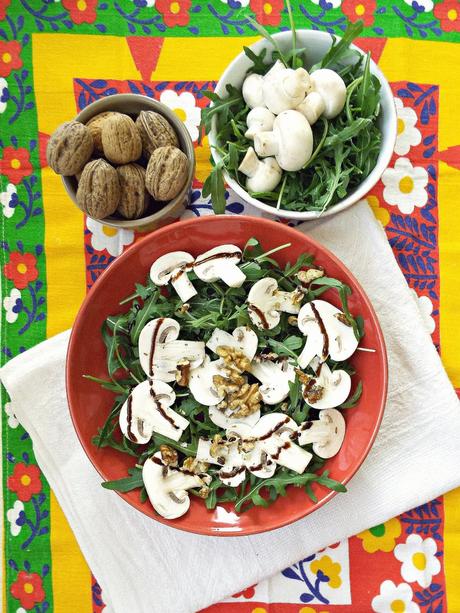 Raw-salad con rucola, champignons e noci