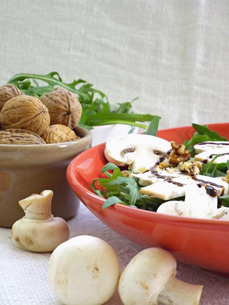 Raw-salad con rucola, champignons e noci