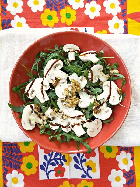 Raw-salad con rucola, champignons e noci