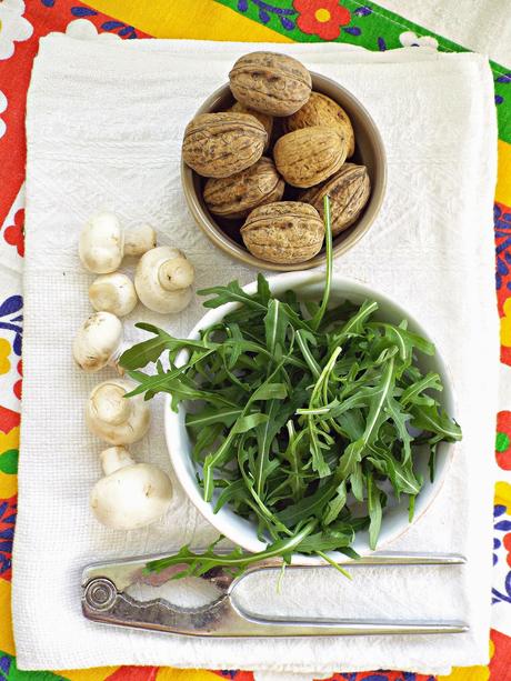 Raw-salad con rucola, champignons e noci