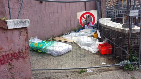 Video. Un raggelante villaggio-favela nel bel mezzo dei Fori Imperiali sul Belvedere Cederna