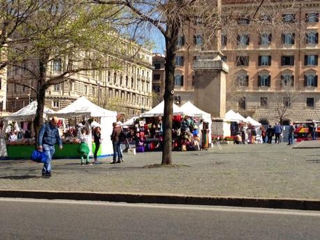 Condannati alla bruttezza dalla Soprintendenza. Un mercatino-bidonville di cianfrusaglie umilia Santa Maria Maggiore. Pur volendo, impossibile farlo bello