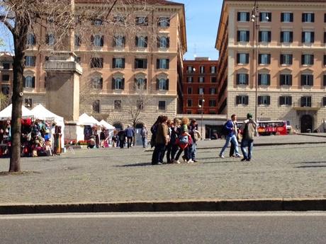 Condannati alla bruttezza dalla Soprintendenza. Un mercatino-bidonville di cianfrusaglie umilia Santa Maria Maggiore. Pur volendo, impossibile farlo bello