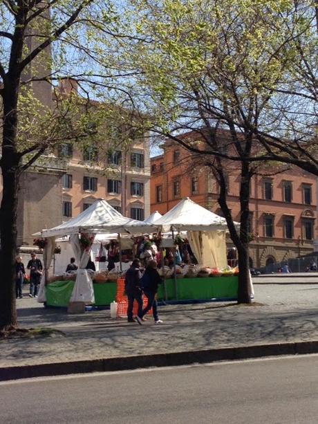 Condannati alla bruttezza dalla Soprintendenza. Un mercatino-bidonville di cianfrusaglie umilia Santa Maria Maggiore. Pur volendo, impossibile farlo bello