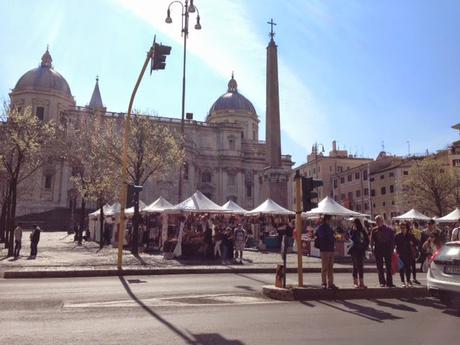 Condannati alla bruttezza dalla Soprintendenza. Un mercatino-bidonville di cianfrusaglie umilia Santa Maria Maggiore. Pur volendo, impossibile farlo bello