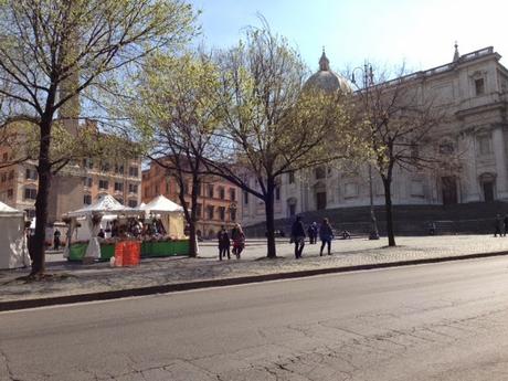 Condannati alla bruttezza dalla Soprintendenza. Un mercatino-bidonville di cianfrusaglie umilia Santa Maria Maggiore. Pur volendo, impossibile farlo bello