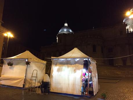 Condannati alla bruttezza dalla Soprintendenza. Un mercatino-bidonville di cianfrusaglie umilia Santa Maria Maggiore. Pur volendo, impossibile farlo bello