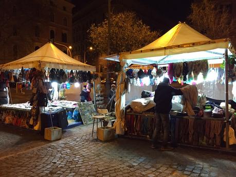 Condannati alla bruttezza dalla Soprintendenza. Un mercatino-bidonville di cianfrusaglie umilia Santa Maria Maggiore. Pur volendo, impossibile farlo bello