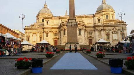 Condannati alla bruttezza dalla Soprintendenza. Un mercatino-bidonville di cianfrusaglie umilia Santa Maria Maggiore. Pur volendo, impossibile farlo bello