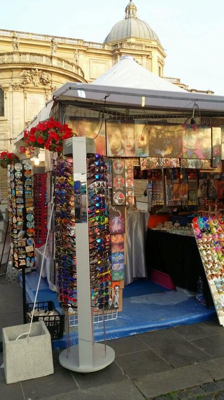 Condannati alla bruttezza dalla Soprintendenza. Un mercatino-bidonville di cianfrusaglie umilia Santa Maria Maggiore. Pur volendo, impossibile farlo bello