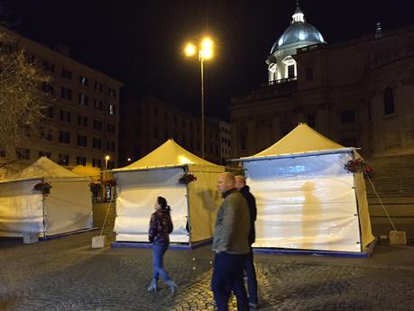 Condannati alla bruttezza dalla Soprintendenza. Un mercatino-bidonville di cianfrusaglie umilia Santa Maria Maggiore. Pur volendo, impossibile farlo bello