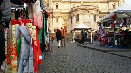 Condannati alla bruttezza dalla Soprintendenza. Un mercatino-bidonville di cianfrusaglie umilia Santa Maria Maggiore. Pur volendo, impossibile farlo bello