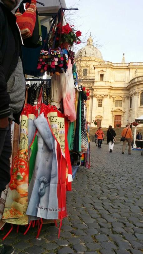 Condannati alla bruttezza dalla Soprintendenza. Un mercatino-bidonville di cianfrusaglie umilia Santa Maria Maggiore. Pur volendo, impossibile farlo bello