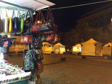 Condannati alla bruttezza dalla Soprintendenza. Un mercatino-bidonville di cianfrusaglie umilia Santa Maria Maggiore. Pur volendo, impossibile farlo bello