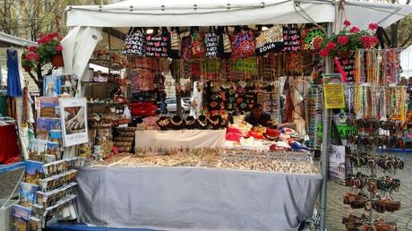 Condannati alla bruttezza dalla Soprintendenza. Un mercatino-bidonville di cianfrusaglie umilia Santa Maria Maggiore. Pur volendo, impossibile farlo bello