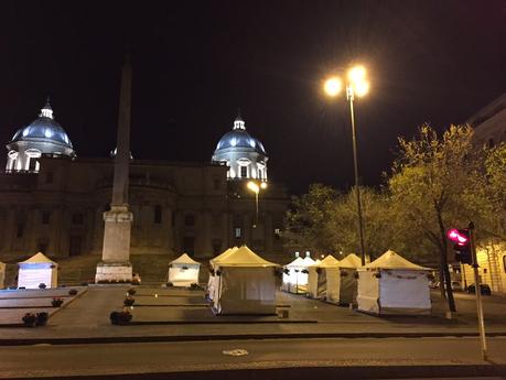 Condannati alla bruttezza dalla Soprintendenza. Un mercatino-bidonville di cianfrusaglie umilia Santa Maria Maggiore. Pur volendo, impossibile farlo bello