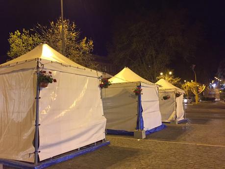 Condannati alla bruttezza dalla Soprintendenza. Un mercatino-bidonville di cianfrusaglie umilia Santa Maria Maggiore. Pur volendo, impossibile farlo bello