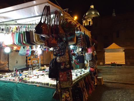 Condannati alla bruttezza dalla Soprintendenza. Un mercatino-bidonville di cianfrusaglie umilia Santa Maria Maggiore. Pur volendo, impossibile farlo bello