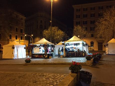 Condannati alla bruttezza dalla Soprintendenza. Un mercatino-bidonville di cianfrusaglie umilia Santa Maria Maggiore. Pur volendo, impossibile farlo bello