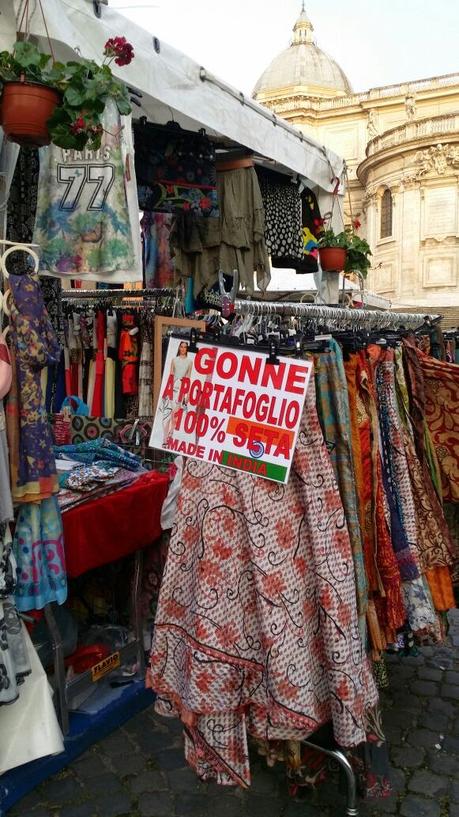 Condannati alla bruttezza dalla Soprintendenza. Un mercatino-bidonville di cianfrusaglie umilia Santa Maria Maggiore. Pur volendo, impossibile farlo bello