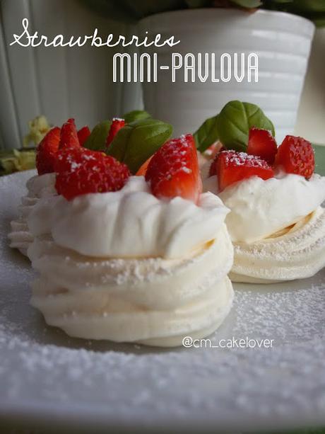 Mini Pavlova alle fragole e basilico