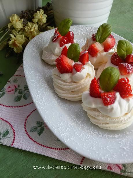 Mini Pavlova alle fragole e basilico