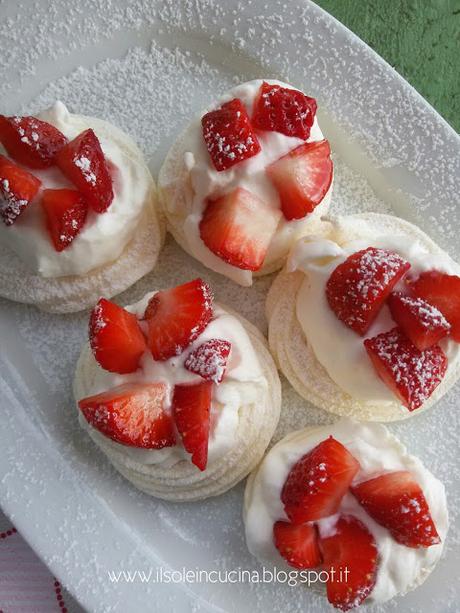 Mini Pavlova alle fragole e basilico