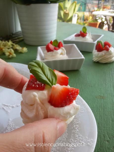 Mini Pavlova alle fragole e basilico