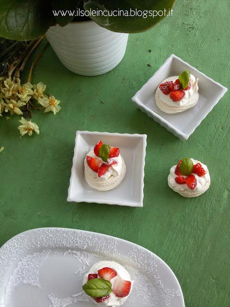 Mini Pavlova alle fragole e basilico