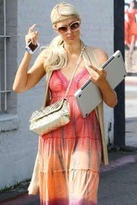 PARIS HILTON IN GIRO VESTITA DA HIPPY SENZA REGGISENO