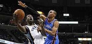 Duello volante tra Tony Allen e Russell Westbrook. Ap