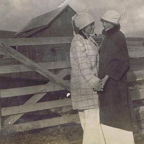 25 Vintage Photos of Gay & Lesbian Couples