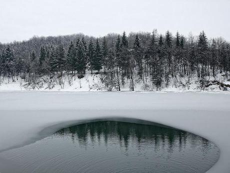 Snow, ice and reflex (on the Pianfei's lake)