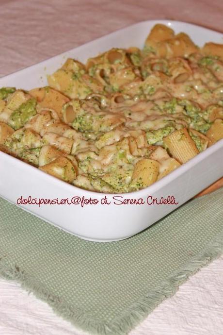 PASTA AI BROCCOLI PROFUMATA ALLA NOCE MOSCATA di Dolcipensieri