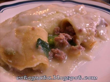 CREPES RIPIENE DI PORRI E SALSICCE...questione di giochi ... CREPES RIPIENE DI PORRI E SALSICCE...questione di giochi ...