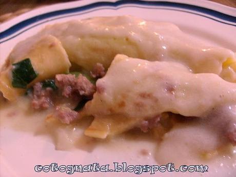 CREPES RIPIENE DI PORRI E SALSICCE...questione di giochi ... CREPES RIPIENE DI PORRI E SALSICCE...questione di giochi ...
