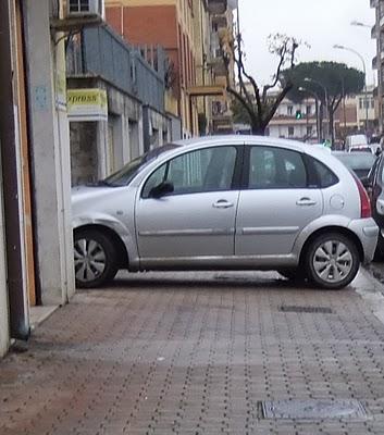 Ma può bastare una semplice multa per chi parcheggia così?