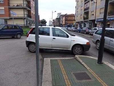 Ma può bastare una semplice multa per chi parcheggia così?