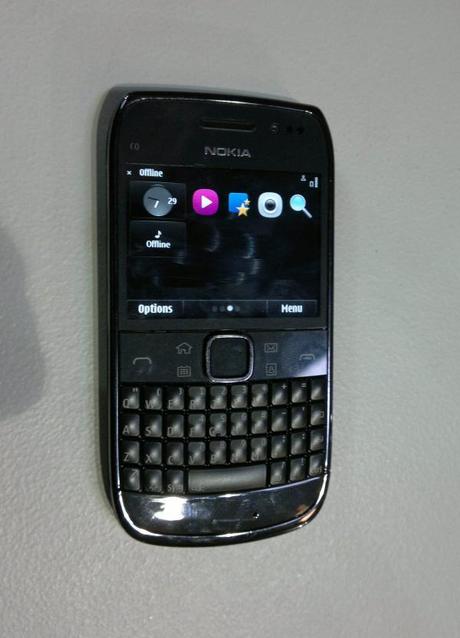 Il Nokia E6-00 si mostra in foto