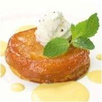 Un classico della pasticceria.. Tarte Tatin con panna acida e salsa ai frutti di bosco